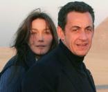 Avec en arrière-plan un magnifique décor égyptien, Nicolas Sarkozy et Carla Bruni posent avec un glamour naturel 