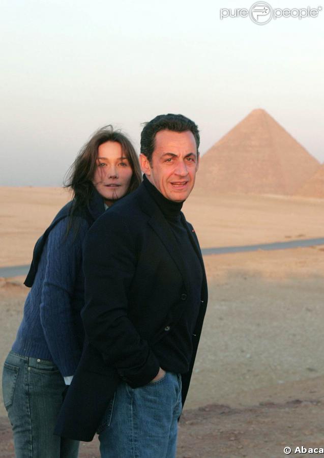 Avec en arrière-plan un magnifique décor égyptien, Nicolas Sarkozy et Carla Bruni posent avec un glamour naturel 