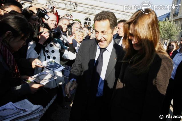 Rien ne vaut un nouveau bain de foule, à l'occasion des Journées du Patrimoine des 20 et 21 septembre, pour les superstars Sarkozy. Le jardin de l'Elysée est ouvert au public, avec dédicaces à la clef. 