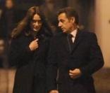 Arpentant les rues parisiennes pendant un mois de janvier très froid, Carla et Nicolas Sarkozy ont tout d'un couple d'amoureux de cinéma. 
