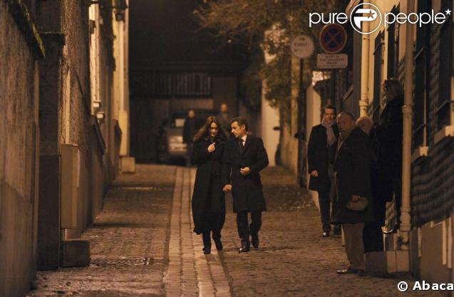 Arpentant les rues parisiennes pendant un mois de janvier très froid, Carla et Nicolas Sarkozy ont tout d'un couple d'amoureux de cinéma. 