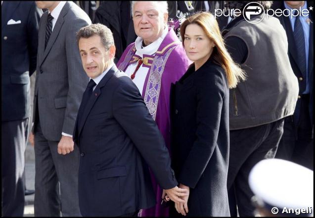 Attention Nicolas Sarkozy, toujours très protecteur avec sa Carlita ! Ici lors des funérailles de Soeur Emmanuelle le 23 octobre. 