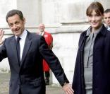 Durant cette visite britannique, le Président ne peut quitter la main de sa bien-aimée... au cas où elle se elle se perdrait dans la jungle anglaise ? 