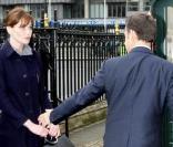En Grande-Bretagne le 26 mars, Carla Bruni-Sarkozy enchante les Anglais avec ses tenues signées Dior. Nicolas Sarkozy quant à lui ne veut pas la perdre de vue. 