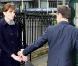 En Grande-Bretagne le 26 mars, Carla Bruni-Sarkozy enchante les Anglais avec ses tenues signées Dior. Nicolas Sarkozy quant à lui ne veut pas la perdre de vue. 