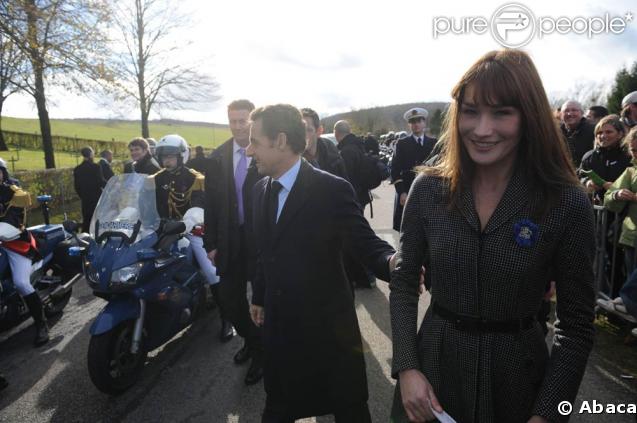 Pour la commémoration de l'armistice de la 1ère guerre mondiale le 11 novembre, Nicolas Sarkozy reste proche de sa Carla devant tous ces militaires et autres dignitaires. 