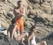 Loin des regards, caché par les rochers, le couple peut s'adonner à des moments de détentes dans la propriété de la famille Bruni, au Cap Nègre dans le Var en août.