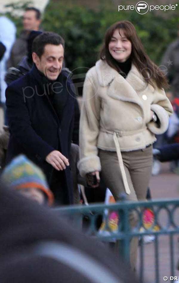Nicolas Sarkozy et Carla Bruni leur première apparition publique,leur amour officialisé à Disneyland Paris le  Samedi 15 décembre 2007 