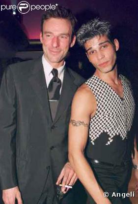 Les tops Alain Gossuin, à gauche et Cameron, à droite, lors de la soirée d'inauguration du VIP Paris en 1999.