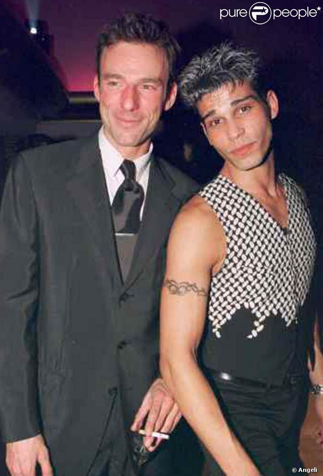 Les tops Alain Gossuin, à gauche et Cameron, à droite, lors de la soirée d'inauguration du VIP Paris en 1999. 