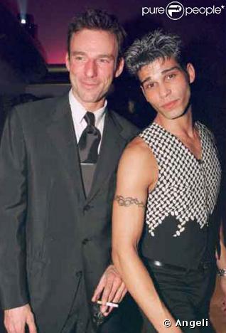 Les tops Alain Gossuin, à gauche et Cameron, à droite, lors de la soirée d'inauguration du VIP Paris en 1999. 
