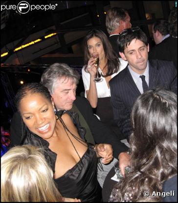 Soirée organisée au Nouveau Musée de Washington par le Huffington Post le 20 janvier 2009, jour de l'investiture de Barack Obama : Robert de Niro et Grace Hightower, avec Teri Hatcher qui sirote en douce, en arrière-plan... Vue !