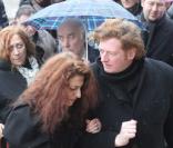 Brigitte, sa femme, soutenue par Childéric aux obsèques de Gérard Blanc, le 2/02/09.