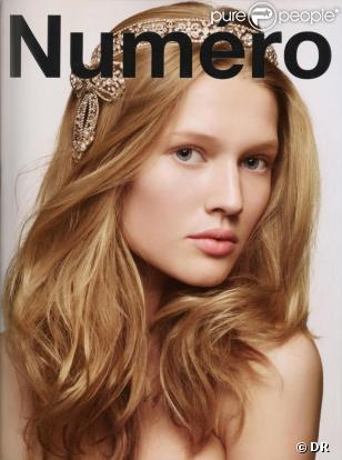 Eva Herzigova pose pour le numéro 100 de Numero  