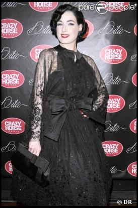 Dita Von Teese, fabuleuse à Paris avec son sac et ses chaussures Fendi