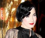 Dita Von Teese, fabuleuse à Paris avec son sac et ses chaussures Fendi