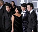 Les Jonas Brothers et leur maman lors des Grammy Awards 2009