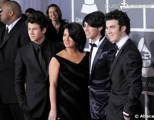 Les Jonas Brothers et leur maman lors des Grammy Awards 2009