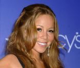 Mariah Carey veut ménager sa voix. Cela dit, on la voit rarement en col roulé !