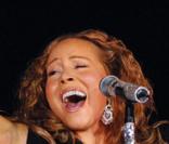 Mariah Carey veut ménager sa voix. Cela dit, on la voit rarement en col roulé !