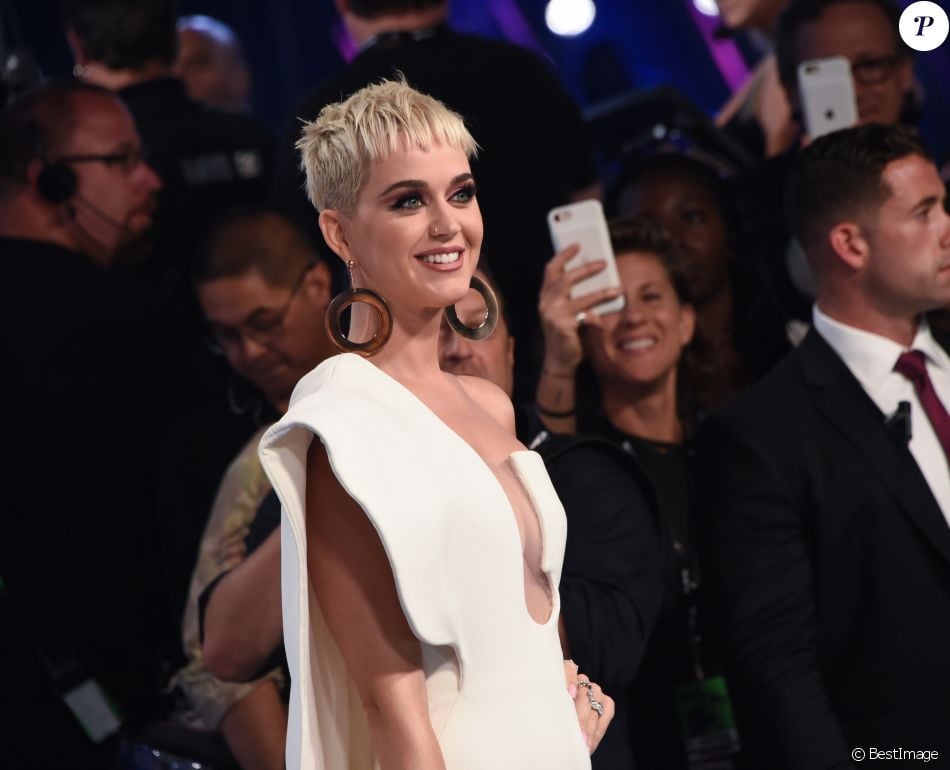 Katy Perry, habillée d'une robe Haute Couture Stephane Rolland (collection automne-hiver 2017) assiste aux MTV Video Music Awards 2017 au Forum. Inglewood, le 27 août 2017.