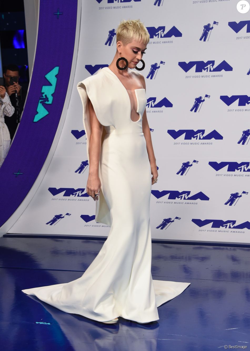 Katy Perry, habillée d'une robe Haute Couture Stephane Rolland (collection automne-hiver 2017) assiste aux MTV Video Music Awards 2017 au Forum. Inglewood, le 27 août 2017.