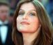 Laetitia Casta version carré long, lisse et soyeux, est plus femme fatale que jamais. Maquillage discret mais appuyé sur les yeux, la belle actrice et mannequin est resplendissante. 