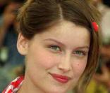 Laetitia Casta version cheveux lisses respire la fraîcheur. Ici au Festival de Cannes en 2001 