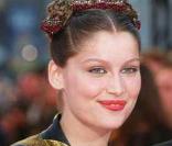 Laetitia Casta, le look japonisant lui va trop bien ! Parfaite avec ses macarons sur le haut de la tête, le top est sublime 