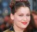 Laetitia Casta, le look japonisant lui va trop bien ! Parfaite avec ses macarons sur le haut de la tête, le top est sublime 