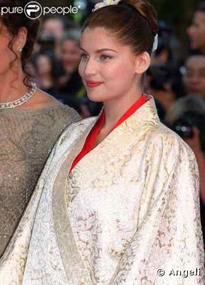 Laetitia Casta lors du Festival de Cannes en 2001 arborait un look japonisant avec sa fleur dans les cheveux.