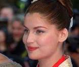 Laetitia Casta lors du Festival de Cannes en 2001 arborait un look japonisant avec sa fleur dans les cheveux.  