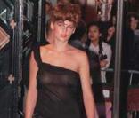 Laetitia Casta lors d'un défilé à Paris près du Café Flore. Une silhouette déjà fameuse... 