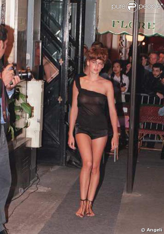 Laetitia Casta lors d'un défilé à Paris près du Café Flore. Une silhouette déjà fameuse... 