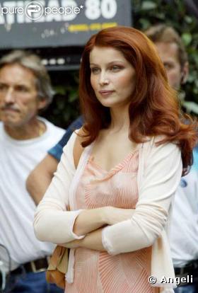 Laetitia Casta sur le tournage d'une publicité L'Oréal réalisée par Patrice Leconte en 2004. Le roux lui va tout aussi bien que le brun !