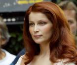 Laetitia Casta sur le tournage d'une publicité L'Oréal réalisée par Patrice Leconte en 2004. Le roux lui va tout aussi bien que le brun ! 