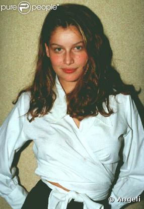 Laetitia Casta à ses débuts au milieu des années 90. Des cheveux sauvages, un regard profond. Une star est née