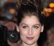Laetitia Casta lors du dîner de la mode 2009 a surpris tout le monde avec sa robe sobre mais élégante et son joli chignon haut contemporain 