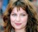 A Cannes, en 2004, Laetitia Casta a osé la frange discrète qui structure son joli visage mis en lumière par un jeu de couleurs élégant dans les tons de cuivre.  