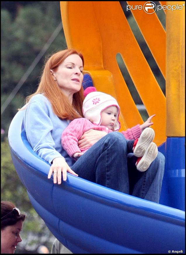 Marcia Cross et ses jumelles Eden et Savannah passent l'après-midi au parc, et s'éclatent dans les toboggans. Sans papa, trop occupé à se battre contre le cancer...