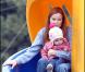 Marcia Cross et ses jumelles Eden et Savannah passent l'après-midi au parc. Sans papa, trop occupé à se battre contre le cancer...
