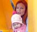 Marcia Cross et ses jumelles Eden et Savannah passent l'après-midi au parc. La comédienne paye de sa personne et enchaîne les tours de toboggan !