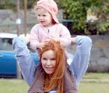Marcia Cross et ses jumelles Eden et Savannah passent l'après-midi au parc. Sans papa, trop occupé à se battre contre le cancer...