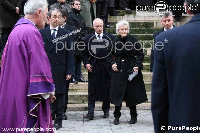 Enterrement de Claude Roland le frère de Thierry Roland et sa mère assistent à l'enterrement de Claude.