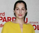 Amira Casar, très sexy, jaune en haut, cuir en bas... 
