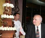  Claude Chabrol louche sur son joli gâteau... mmmh... miam miam !!! 