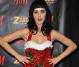 Katy Perry dans une autre version de la Mère Noël... mais toujours aussi délirante et provocante ! 