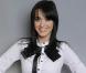 Katy Perry en lolita classieuse avec sa petite jupe à carreaux et son chemisier du meilleur effet... Craquante !