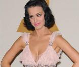 Katy Perry absolument craquante dans sa jolie robe rose courte au décolleté très... plongeant ! 