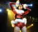 Katy Perry en Mère Noël de charme, exhibant des gambettes incroyables !